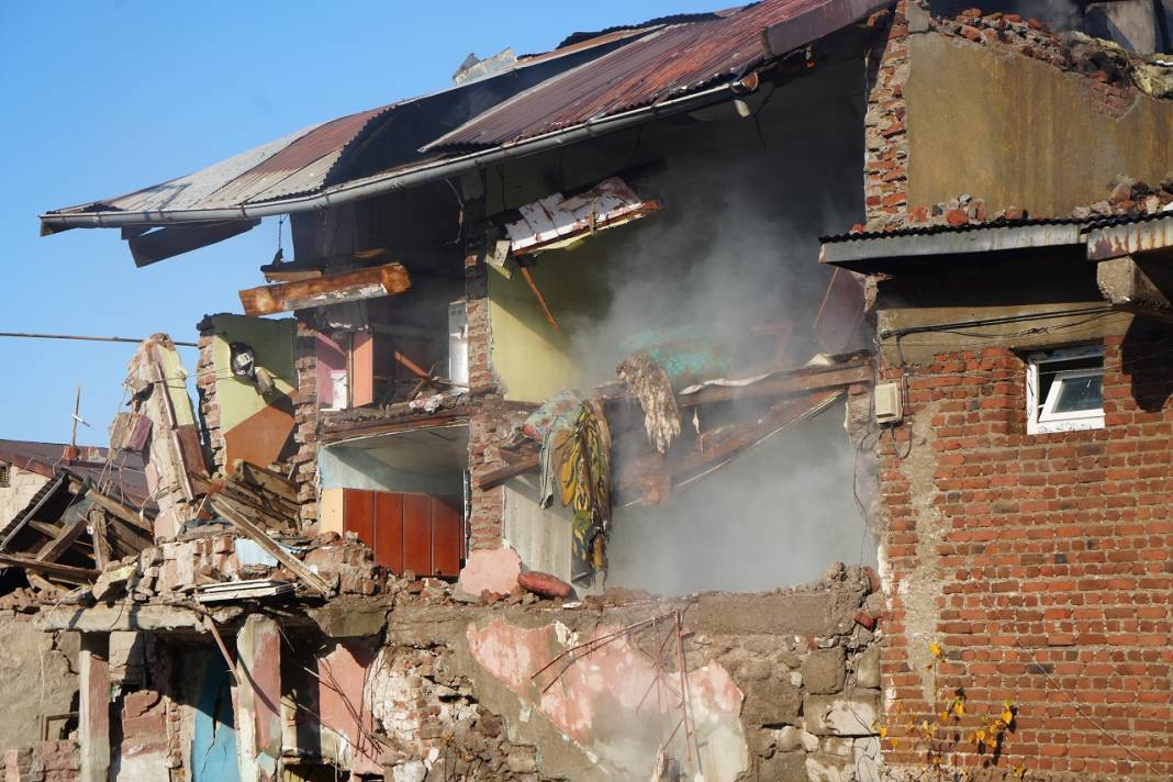 Erzurum'da doğalgaz patladı, ortalık savaş alanına döndü!  2 ev çöktü 7